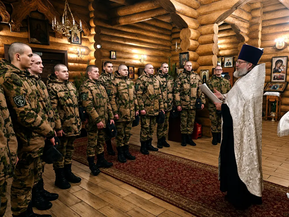 Икона и свечи в храме